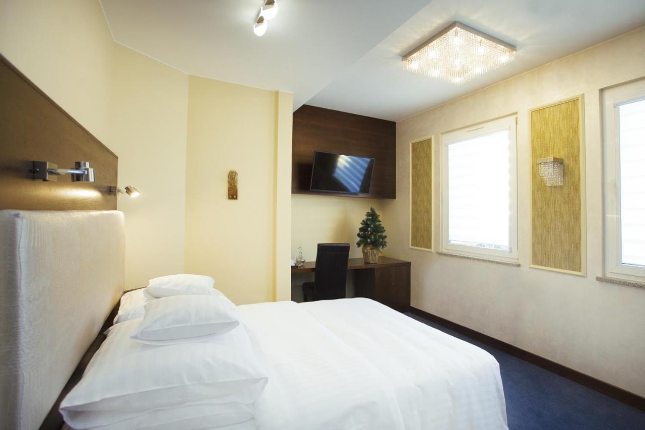 Hotel Inter Bielany Wroclawskie Exterior photo