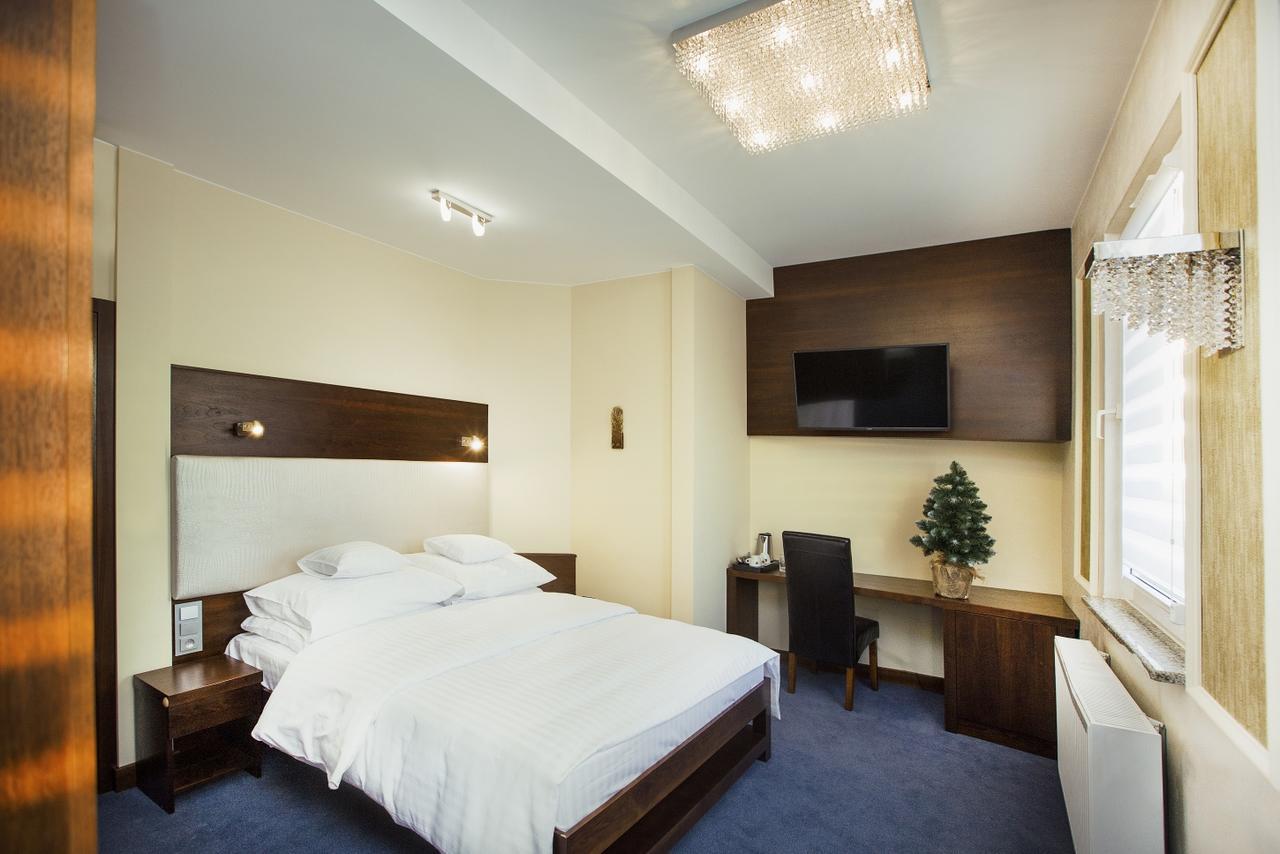 Hotel Inter Bielany Wroclawskie Exterior photo