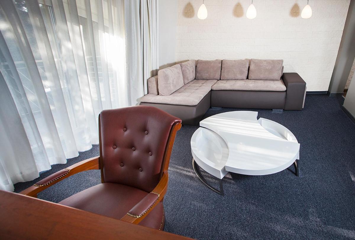 Hotel Inter Bielany Wroclawskie Exterior photo